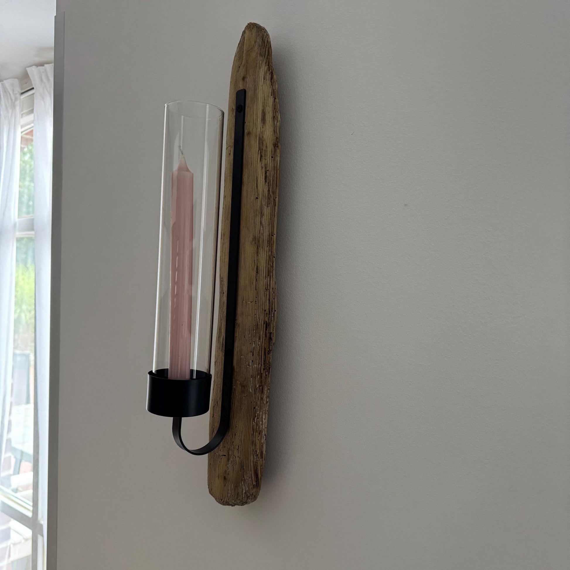 Ein Wandkerzenhalter mit einem Naturholzsockel und einem schwarzen Metallrahmen  von Treibholzzauber79
