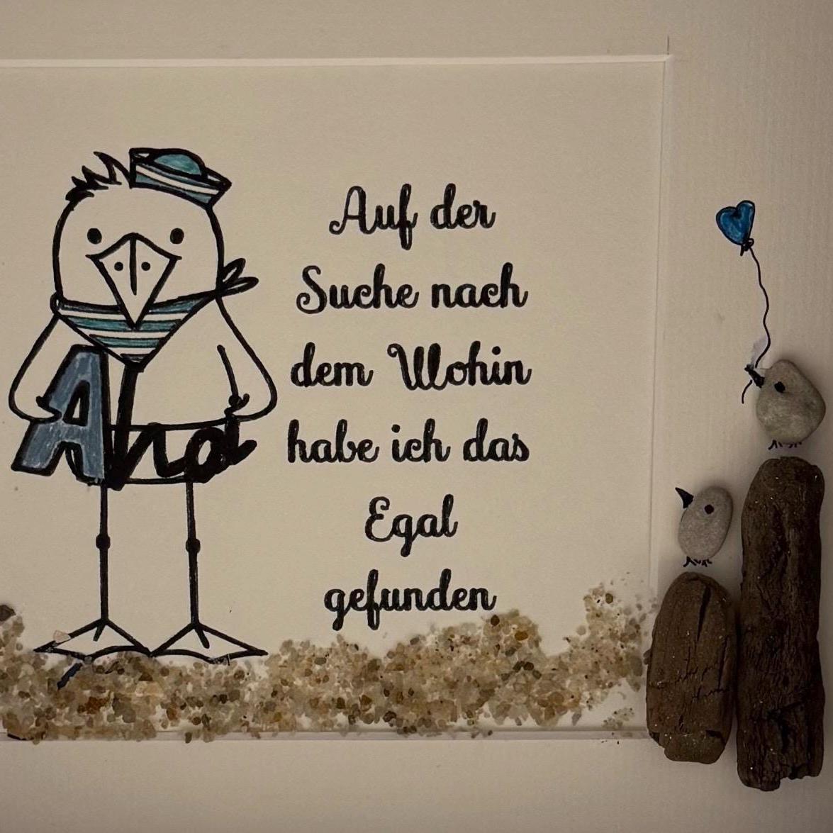 Eine skurrile Illustration eines Vogels mit Matrosenmütze und Schal, der das Wort "Ahoi" hält von Treibholzzauber79