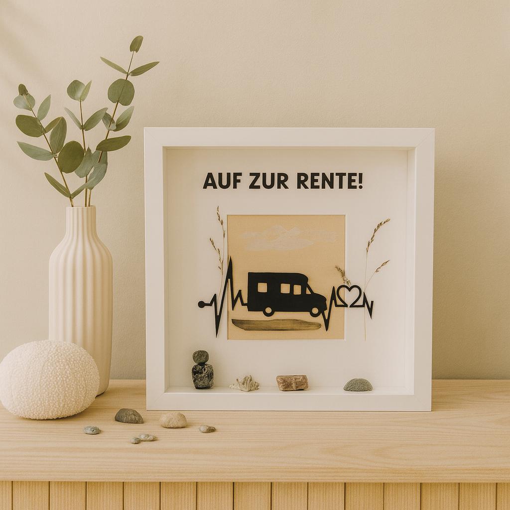 Personalisierter Bilderrahmen mit Wohnmobilmotiv und Steinbild 27 cm, dekoriert mit Treibholz der dänischen Küste.