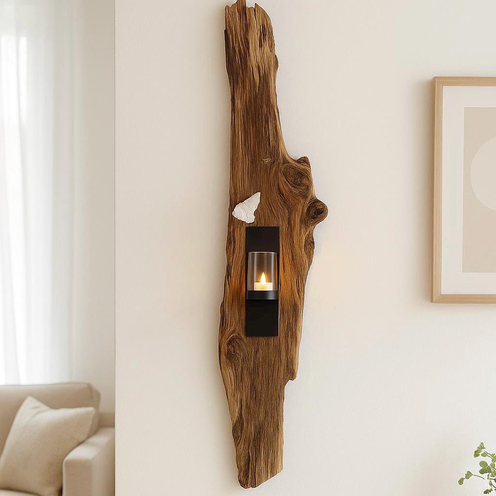 Rustikaler Wandkerzenhalter aus natürlichem Treiholz mit Teelichtglas - handgefertigte Wanddeko im skandinavischen Stil.