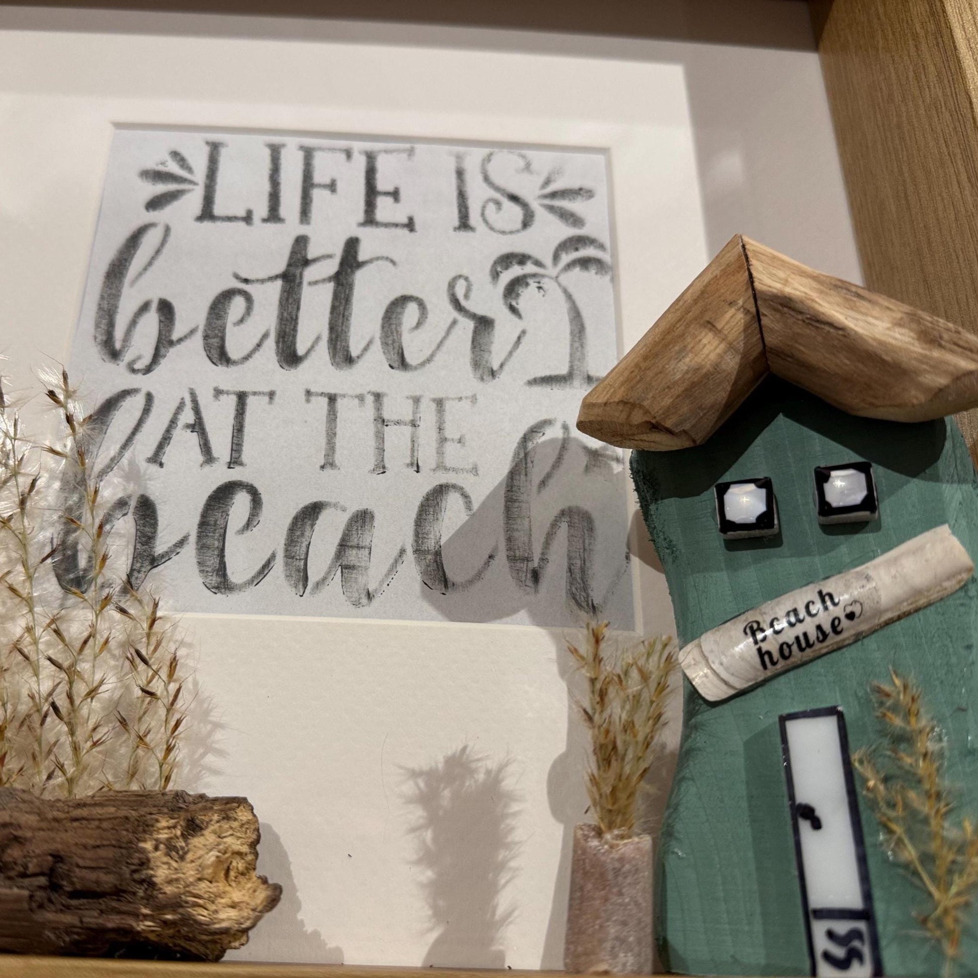 Rahmenbild Life is better at the beach – Maritime Deko mit Strandhaus aus Treibholz | Skandinavische Küstendeko | Handgemacht