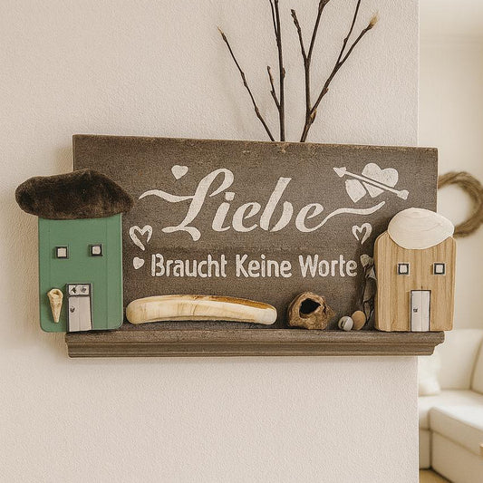 Maritime Vintage Wanddeko mit Schriftzug, Liebe braucht keine Worte, zwei kleinen Holzhäuschen und Strandfunden