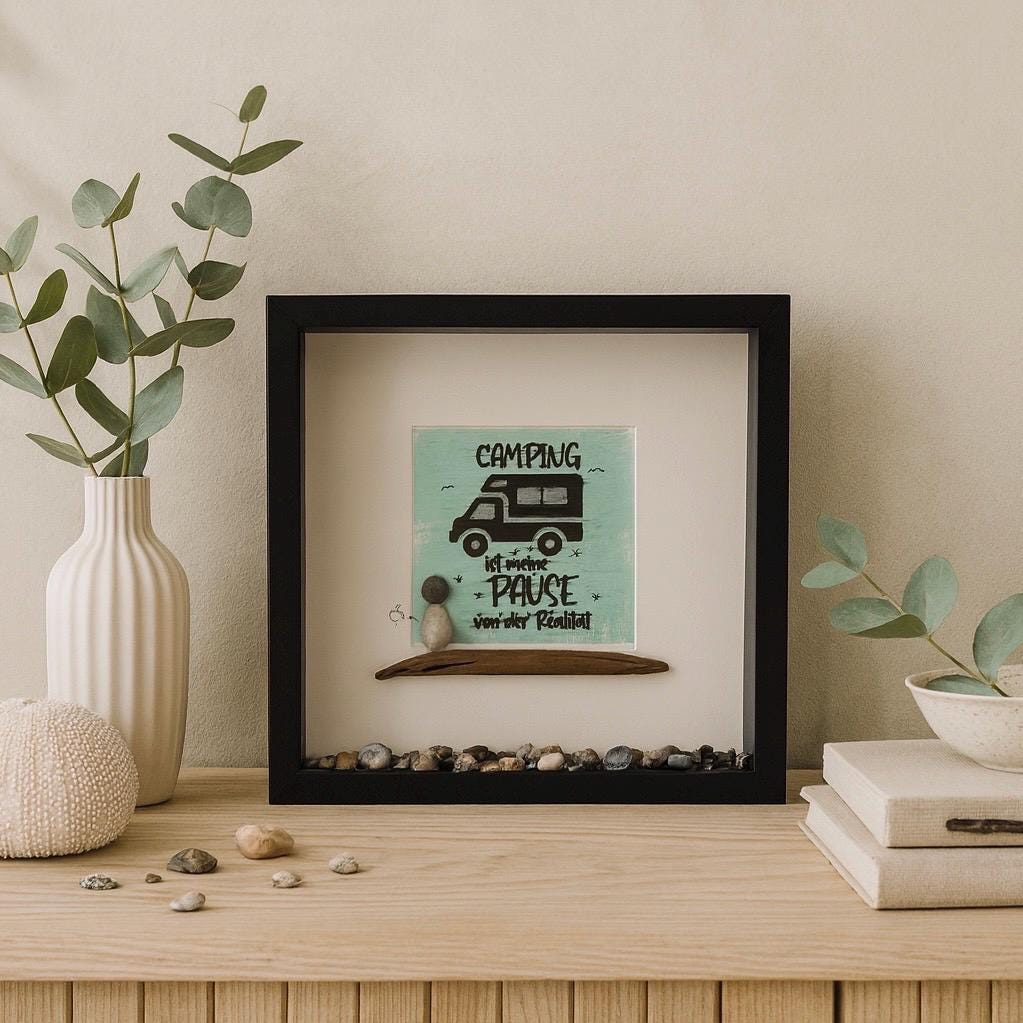 Personalisiertes Camper Steinbild im Holzrahmen – Ostsee Strandfunde, nordische Wanddeko 27cm