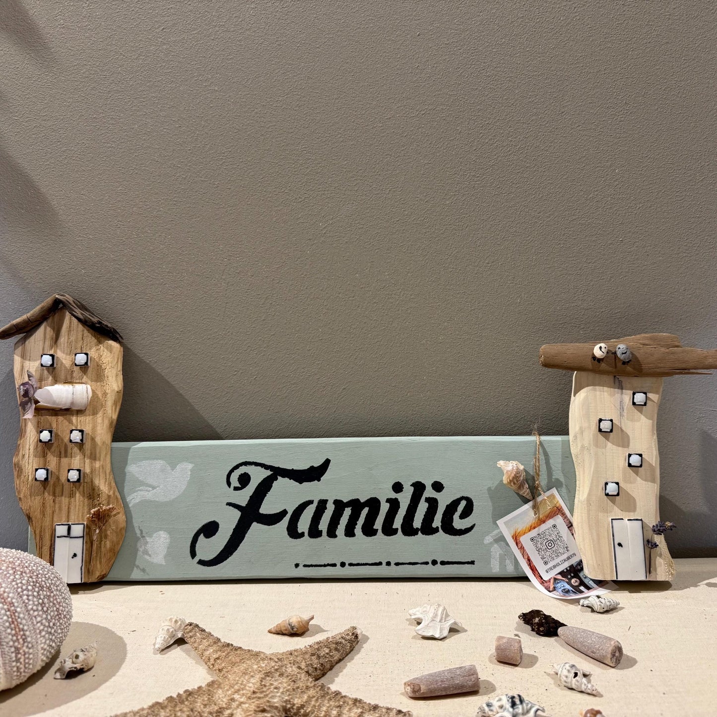 Maritime Familie Deko mit Treibholz Häusern und Muscheln auf Holz von Treibholzzauber79