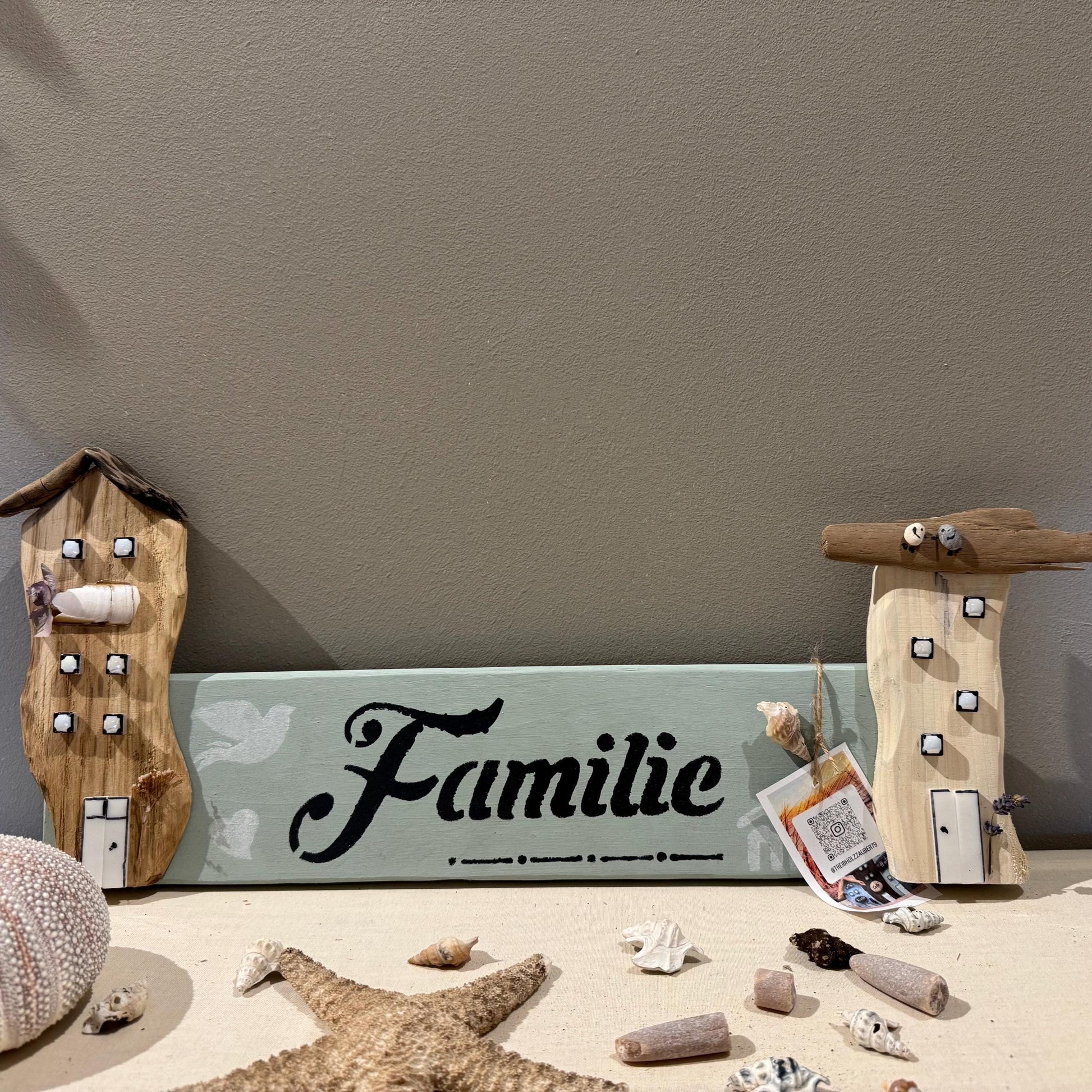 Maritime Familie Deko mit Treibholz Häusern und Muscheln auf Holz von Treibholzzauber79