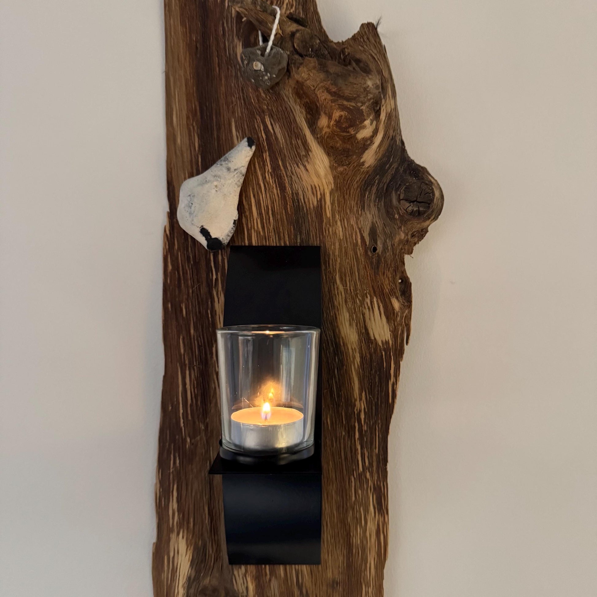 Rustikaler Wandkerzenhalter aus natürlichem Treiholz mit Teelichtglas - handgefertigte Wanddeko im skandinavischen Stil.