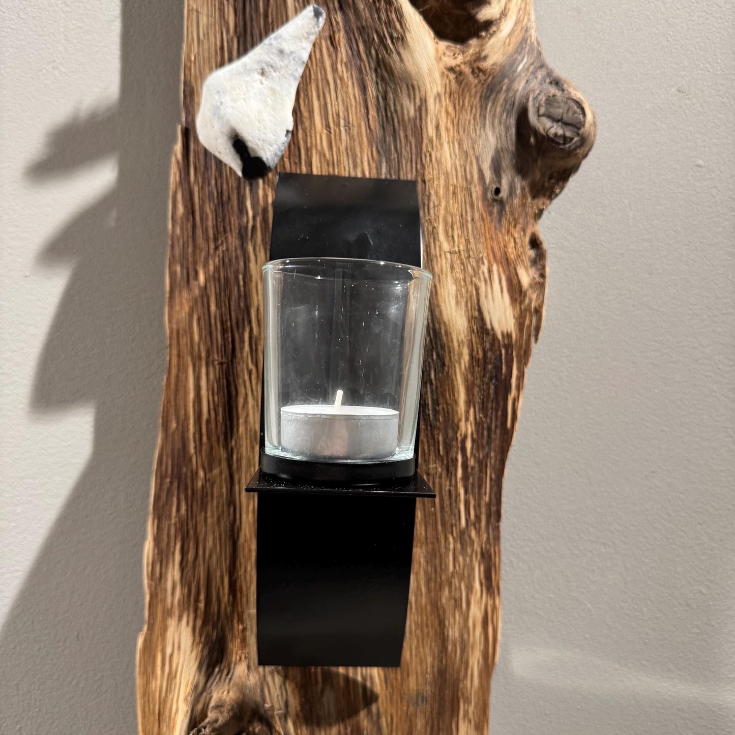 Rustikaler Wandkerzenhalter aus natürlichem Treiholz mit Teelichtglas - handgefertigte Wanddeko im skandinavischen Stil.