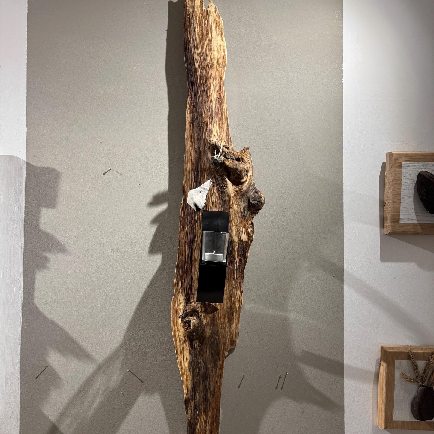 Rustikaler Wandkerzenhalter aus natürlichem Treiholz mit Teelichtglas - handgefertigte Wanddeko im skandinavischen Stil.