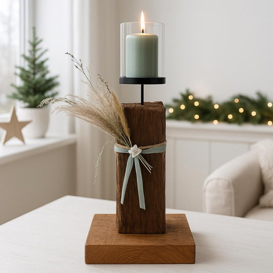 Kerzenhalter aus Eichenholz mit Trockenblumen und Muschel – skandinavische Weihnachtsdeko