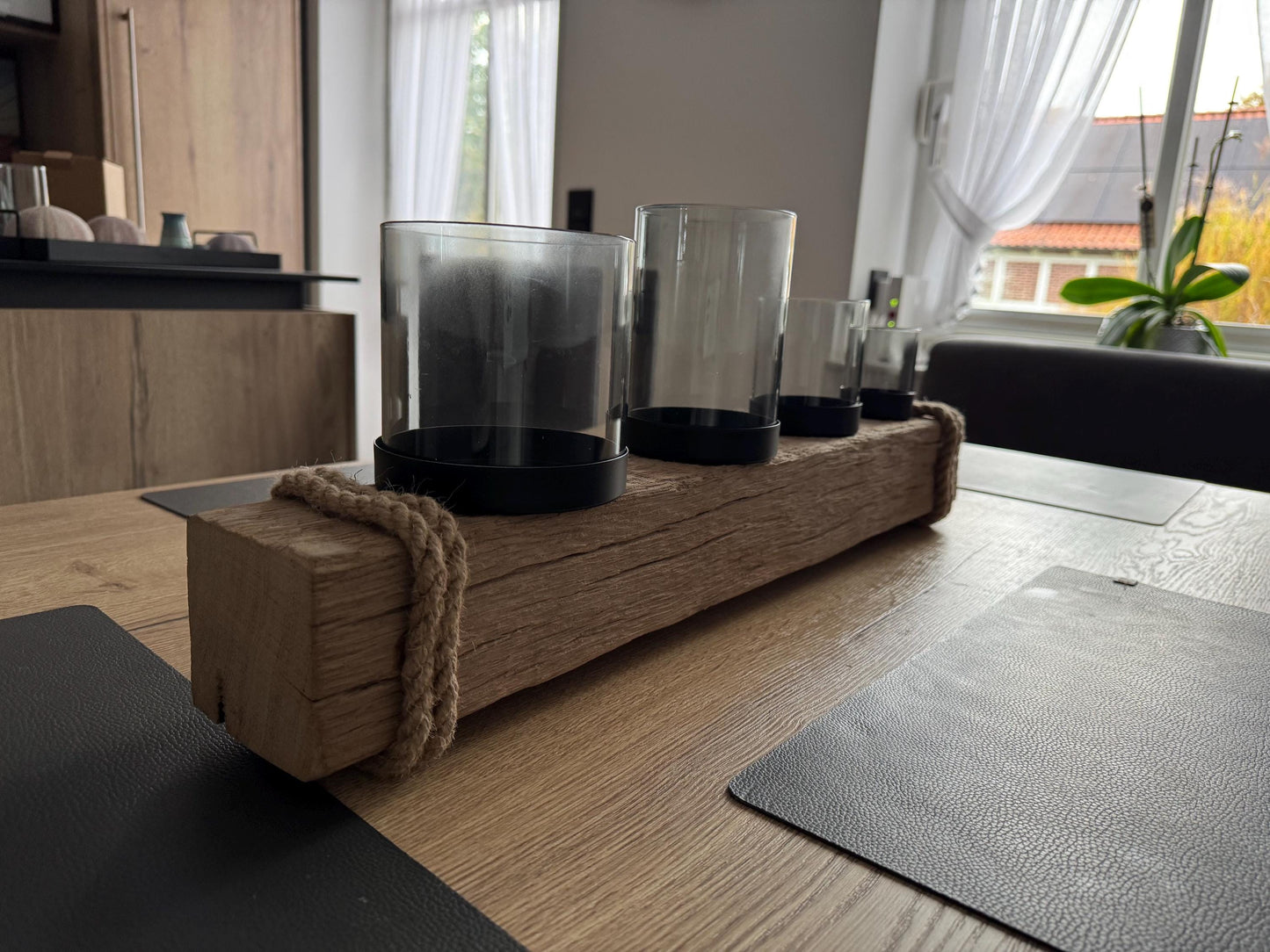Handgemachter Treibholz-Kerzenhalter mit vier Glaszylinder, Eukalyptus und winterlicher Deko von Treibholzzauber79.
