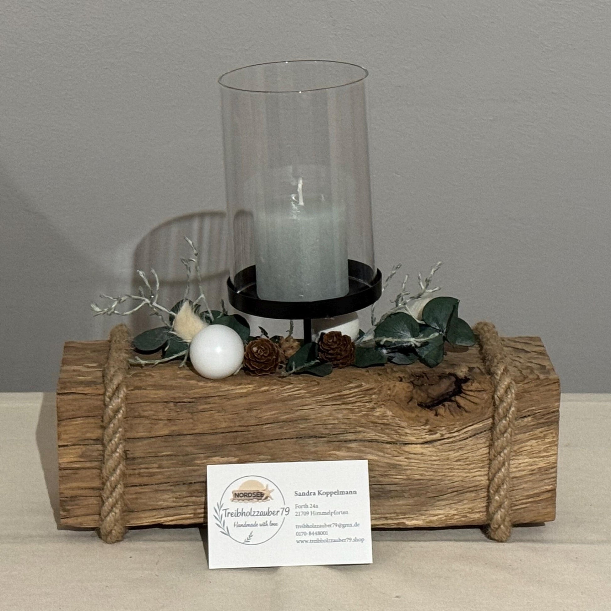 Handgemachter Treibholz-Kerzenhalter mit vier Glaszylinder, Eukalyptus und winterlicher Deko von Treibholzzauber79.