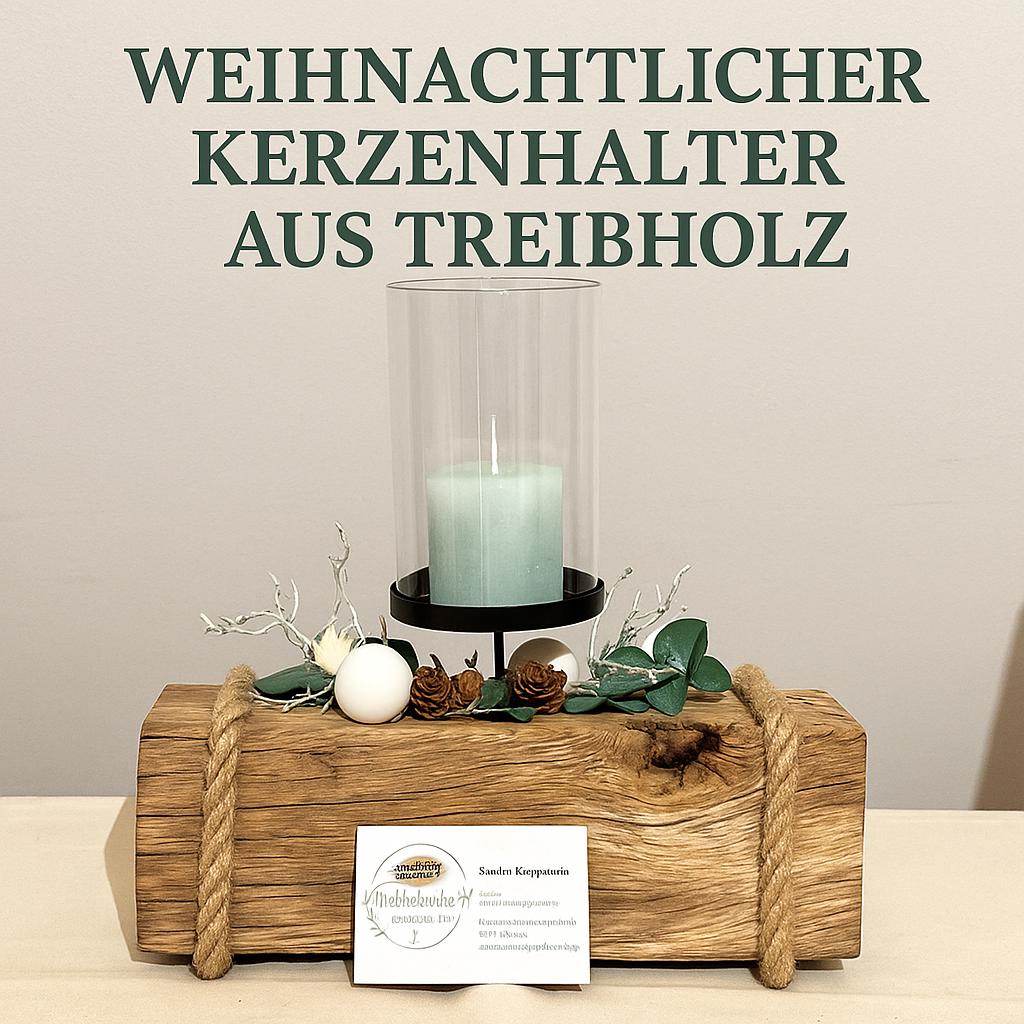 Treibholz Adventskerzenhalter mit vier brennenden Kerzen und Glaszylinder im skandinavischen Weihnachtsambiente.