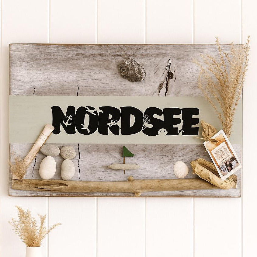 Nordsee Wandbild aus antiker Eiche mit Nordsee Schriftzug stilvoll dekoriert mit Muscheln, Treibholz und Naturmaterialien