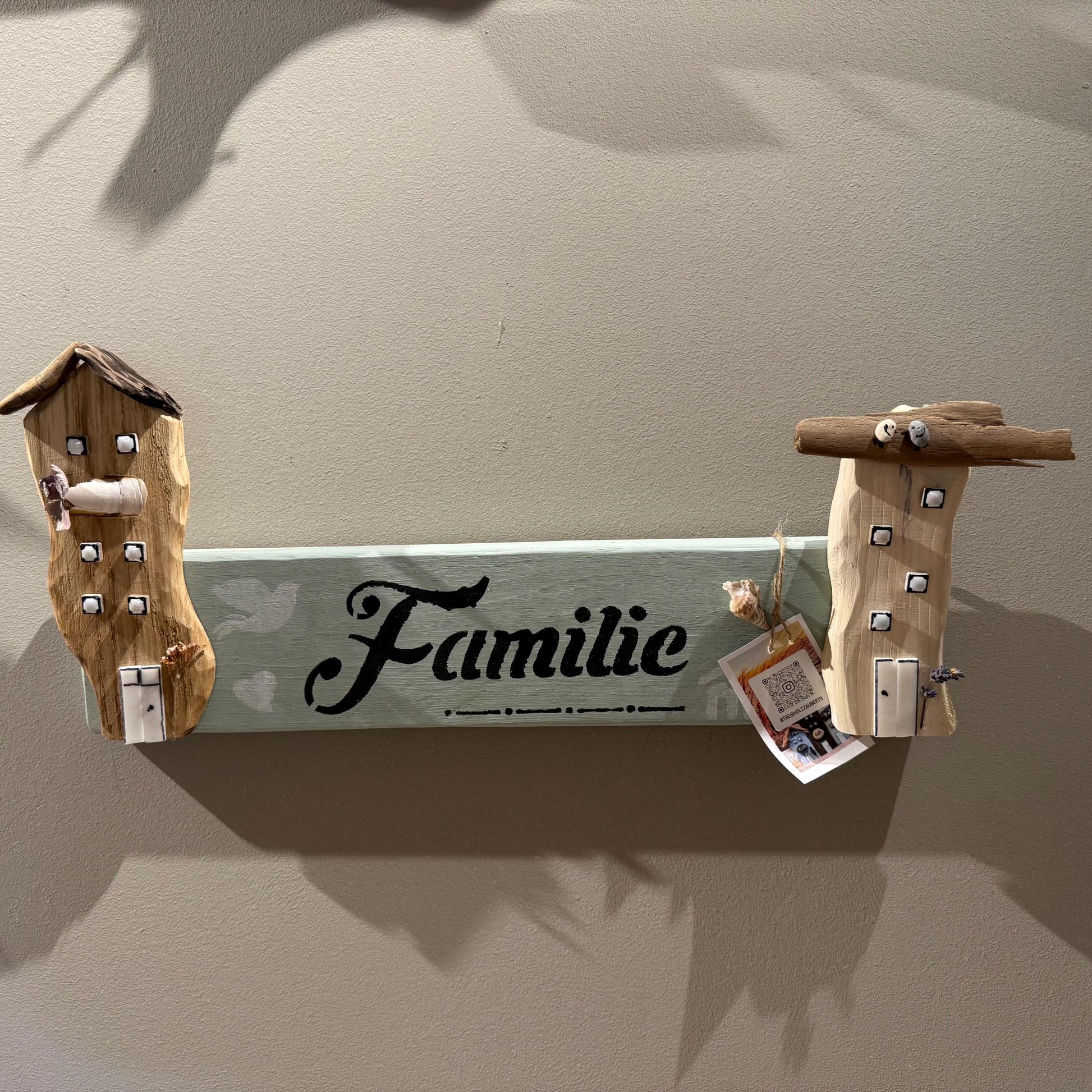 Familie Wanddeko aus Holz mit zwei Treibholz Häusern an Wand von Treibholzzauber79