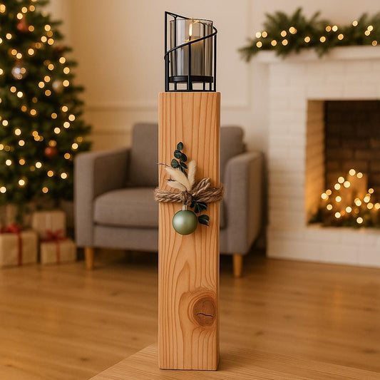Holz-Kerzenständer aus Lerche mit schwarzem Rauchglas, weihnachtlicher Deko und Eukalyptus - präsentiert in einem warmen, skandinavischen Wohnzimmer.