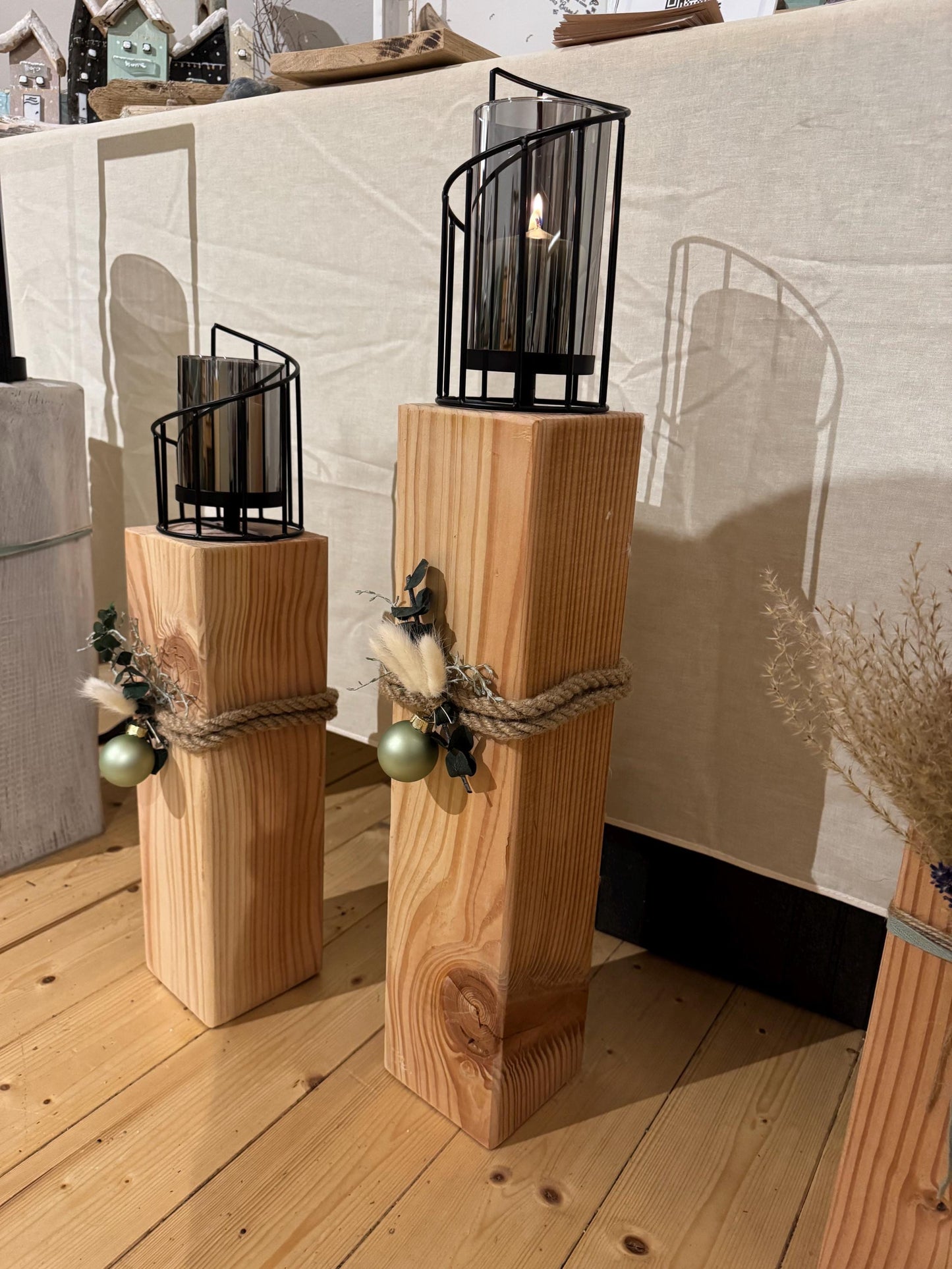 Holz Kerzenständer Weihnachten | Candle Holder Scandinavian Decor | Nordic Christmas Unikat – Handmade aus Trockenblumen, Holz Lerche, Kerzenhalter Metall, Weihnachtskugel, Tau, Glaszylinder von Treibholzzauber79