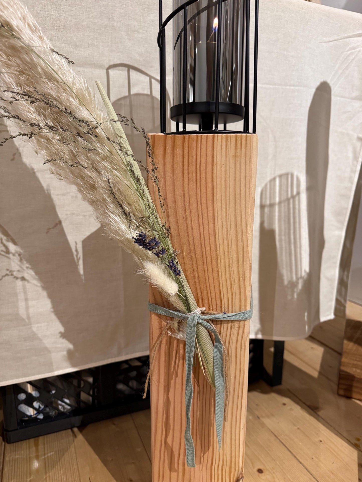 Holz Kerzenständer Weihnachten | Candle Holder Scandinavian Decor | Nordic Christmas Unikat – Handmade aus Trockenblumen, Holz Lerche, Kerzenhalter Metall, Weihnachtskugel, Tau, Glaszylinder von Treibholzzauber79