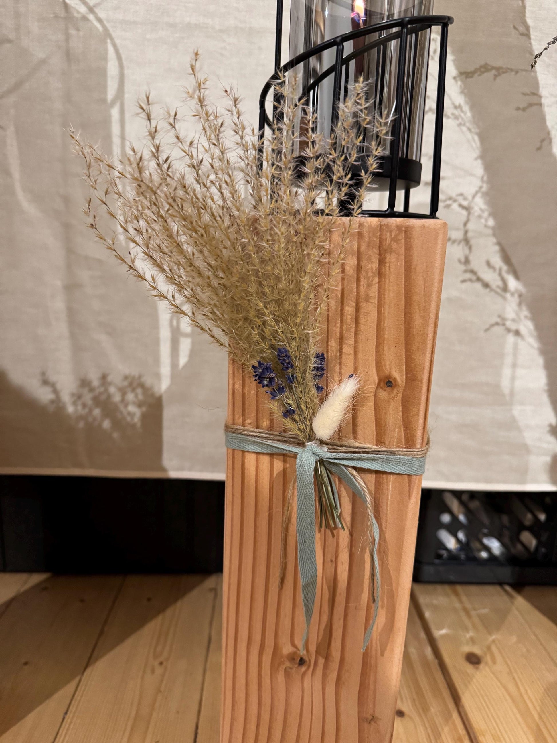 Holz Kerzenständer Weihnachten | Candle Holder Scandinavian Decor | Nordic Christmas Unikat – Handmade aus Trockenblumen, Holz Lerche, Kerzenhalter Metall, Weihnachtskugel, Tau, Glaszylinder von Treibholzzauber79
