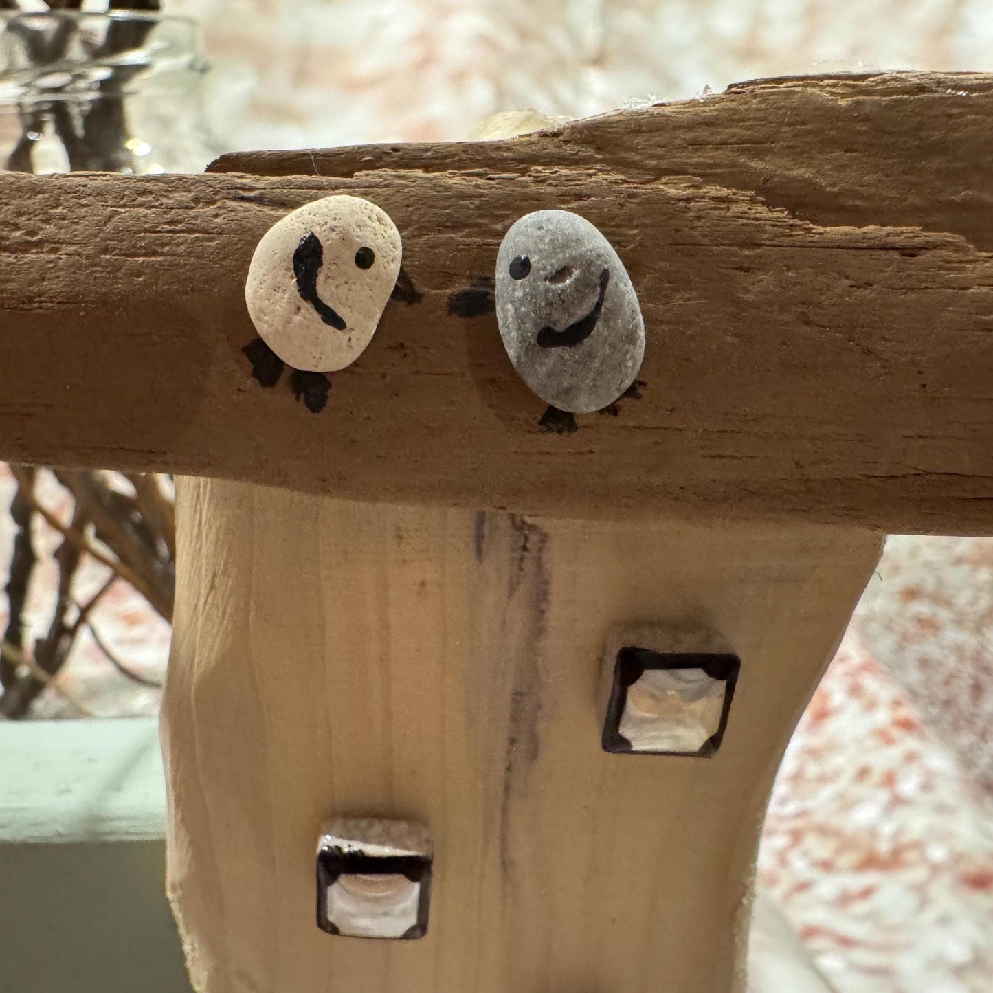 Detail Treibholz Dach mit kleinen Vögeln auf Holzhaus von Treibholzzauber79