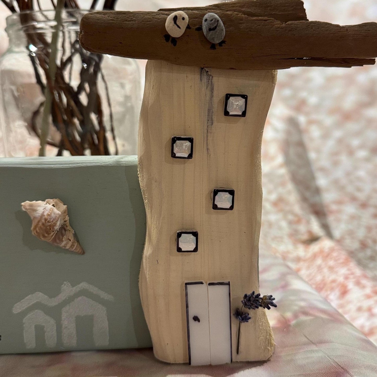 Detail Holzhaus mit Fenster auf Familie Treibholz Deko von Treibholzzauber79