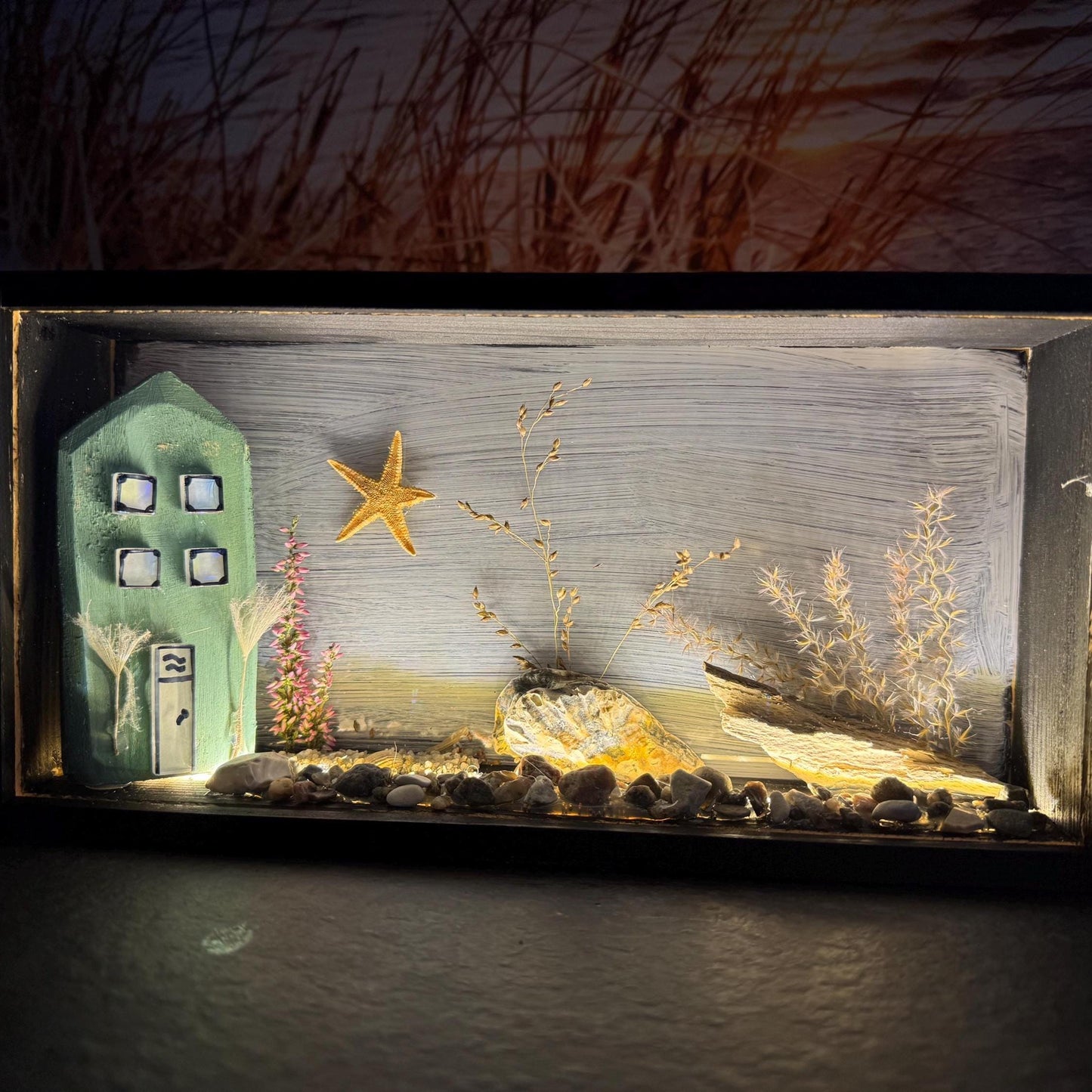 Beleuchtete Maritime Deko im Rahmen 30x10x25 cm – Handgemachte Küstenszene mit USB-Licht | Handmade von Treibholzzauber79