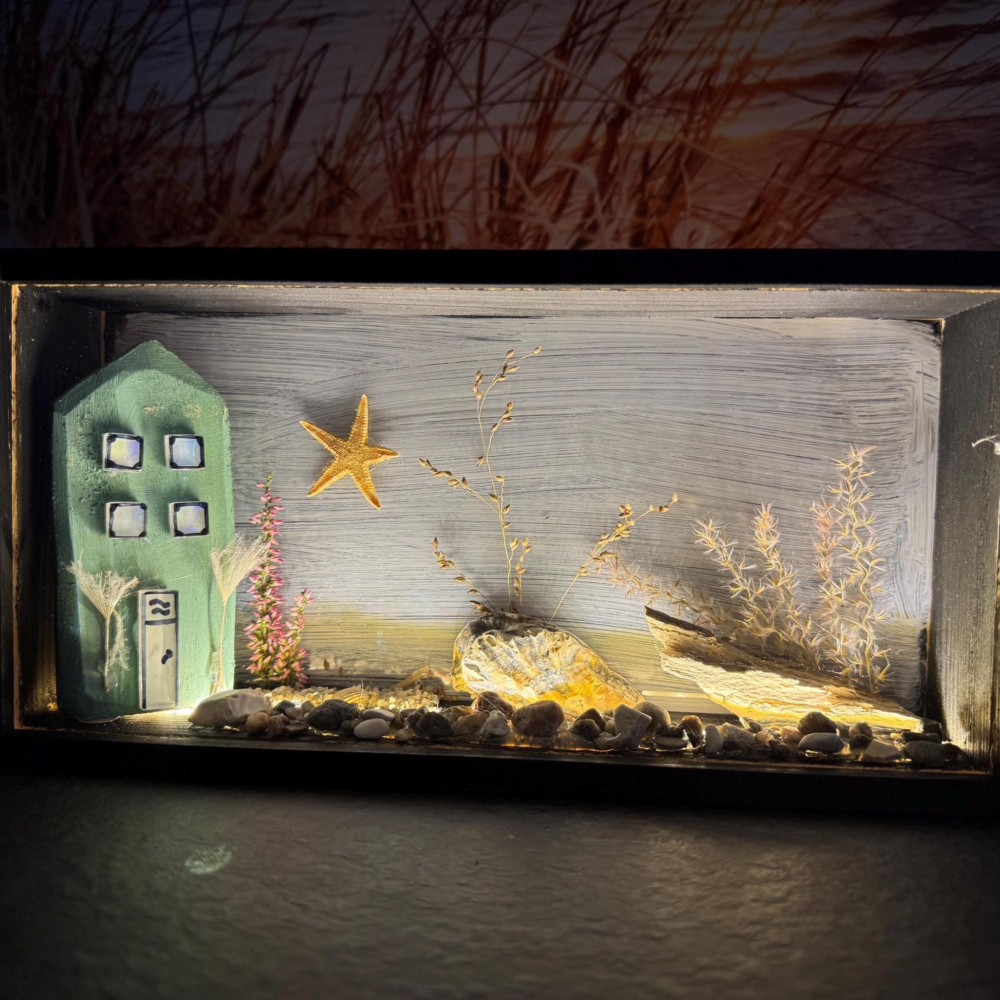 Beleuchtete Maritime Deko im Rahmen 30x10x25 cm – Handgemachte Küstenszene mit USB-Licht | Handmade von Treibholzzauber79