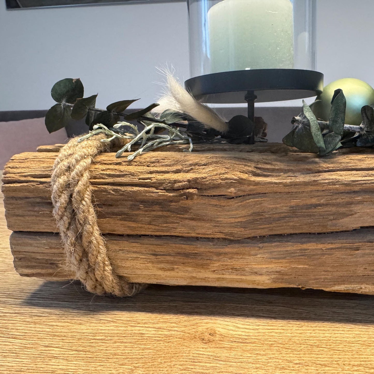 Detailaufnahme eines massiven Treibholz-Kerzenhalters mit naturbelassener Maserung und Taukordel von Treibholzzauber79.