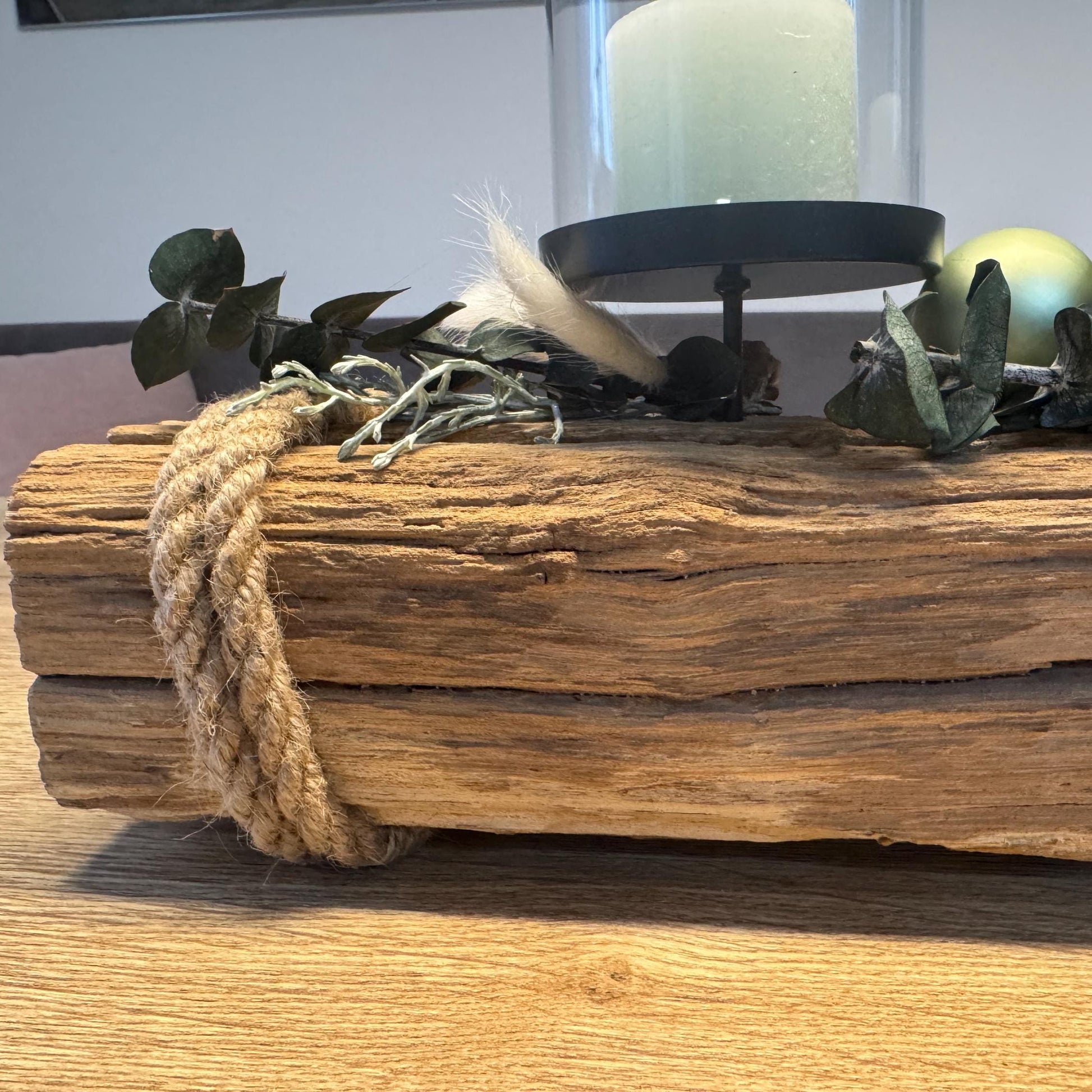 Detailaufnahme eines massiven Treibholz-Kerzenhalters mit naturbelassener Maserung und Taukordel von Treibholzzauber79.