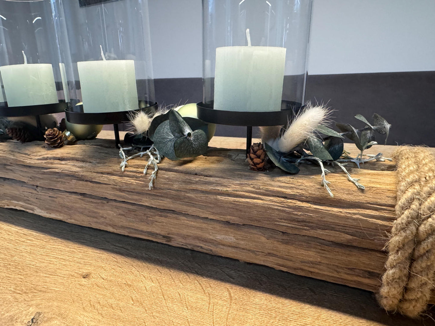 Detailaufnahme eines massiven Treibholz-Kerzenhalters mit naturbelassener Maserung und Taukordel von Treibholzzauber79.