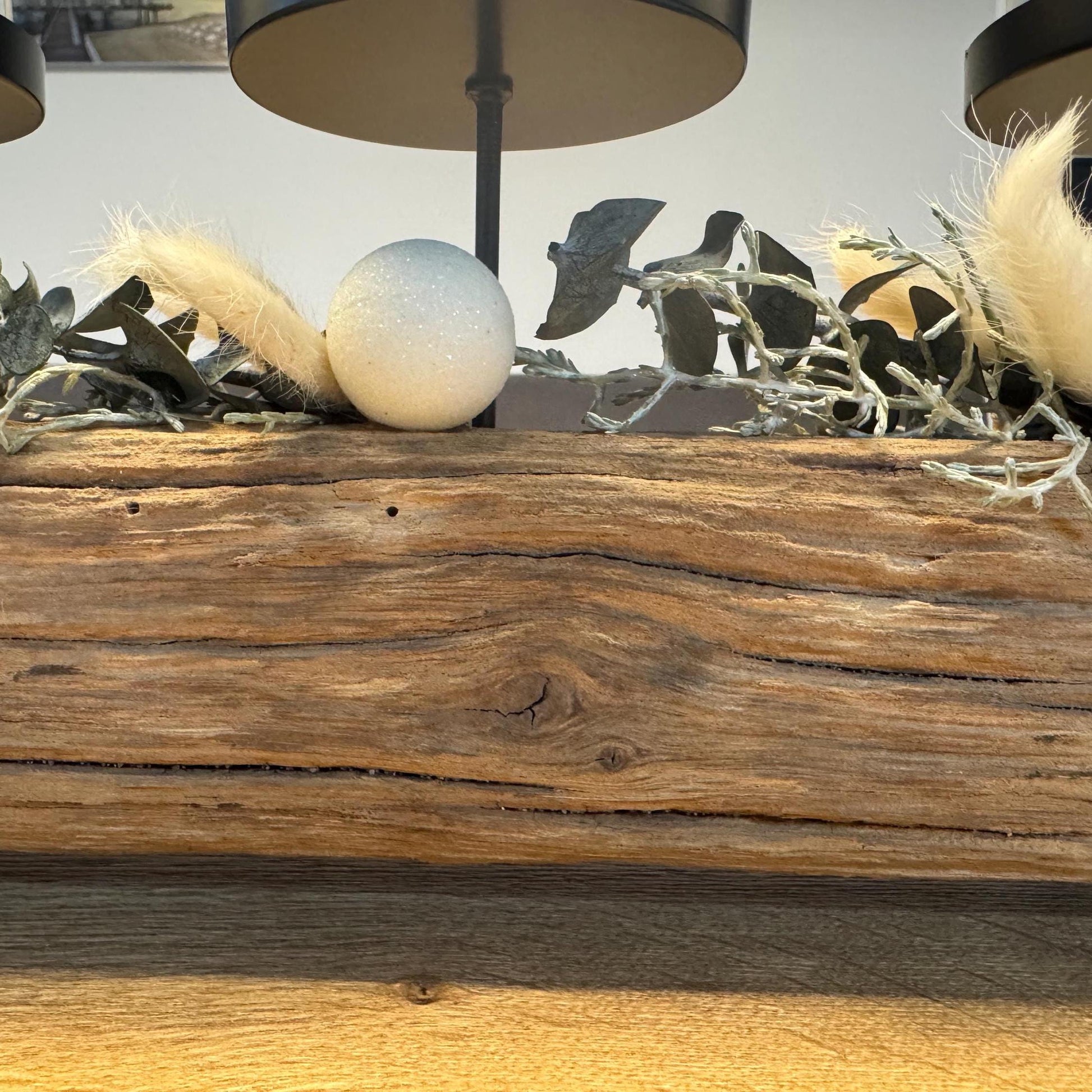 Adventskerzenhalter aus Treibholz | Nordic Christmas Candle Holder | Handgemachte Küstendeko – Handmade aus Eukalyptus, Trockenblumen, Eiche, Treibholz Nordsee, Zapfen, Weihnachtskugeln, Glaszylinder, Kerzenhalter schwarz, Altholz Eiche von Treibholzzauber79