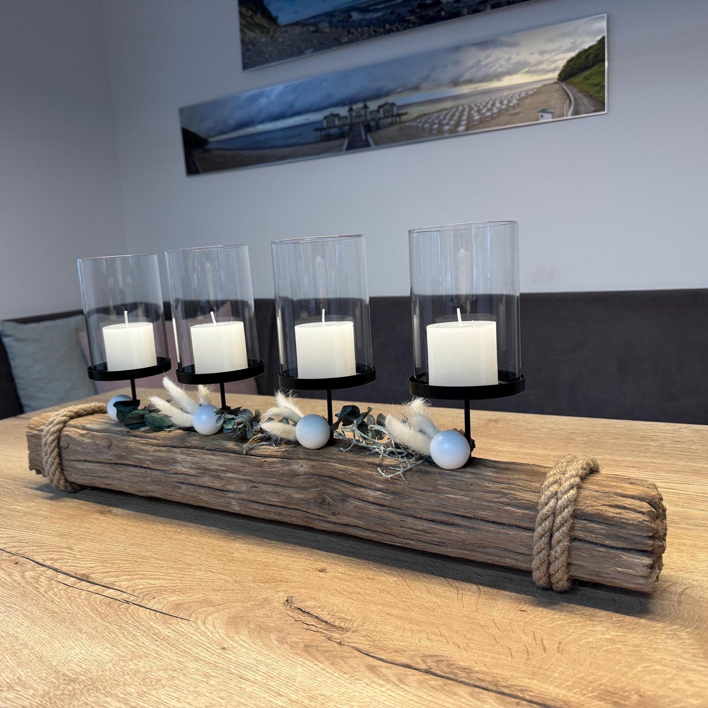 Adventskerzenhalter aus Treibholz | Nordic Christmas Candle Holder | Handgemachte Küstendeko – Handmade aus Eukalyptus, Trockenblumen, Eiche, Treibholz Nordsee, Zapfen, Weihnachtskugeln, Glaszylinder, Kerzenhalter schwarz, Altholz Eiche von Treibholzzauber79
