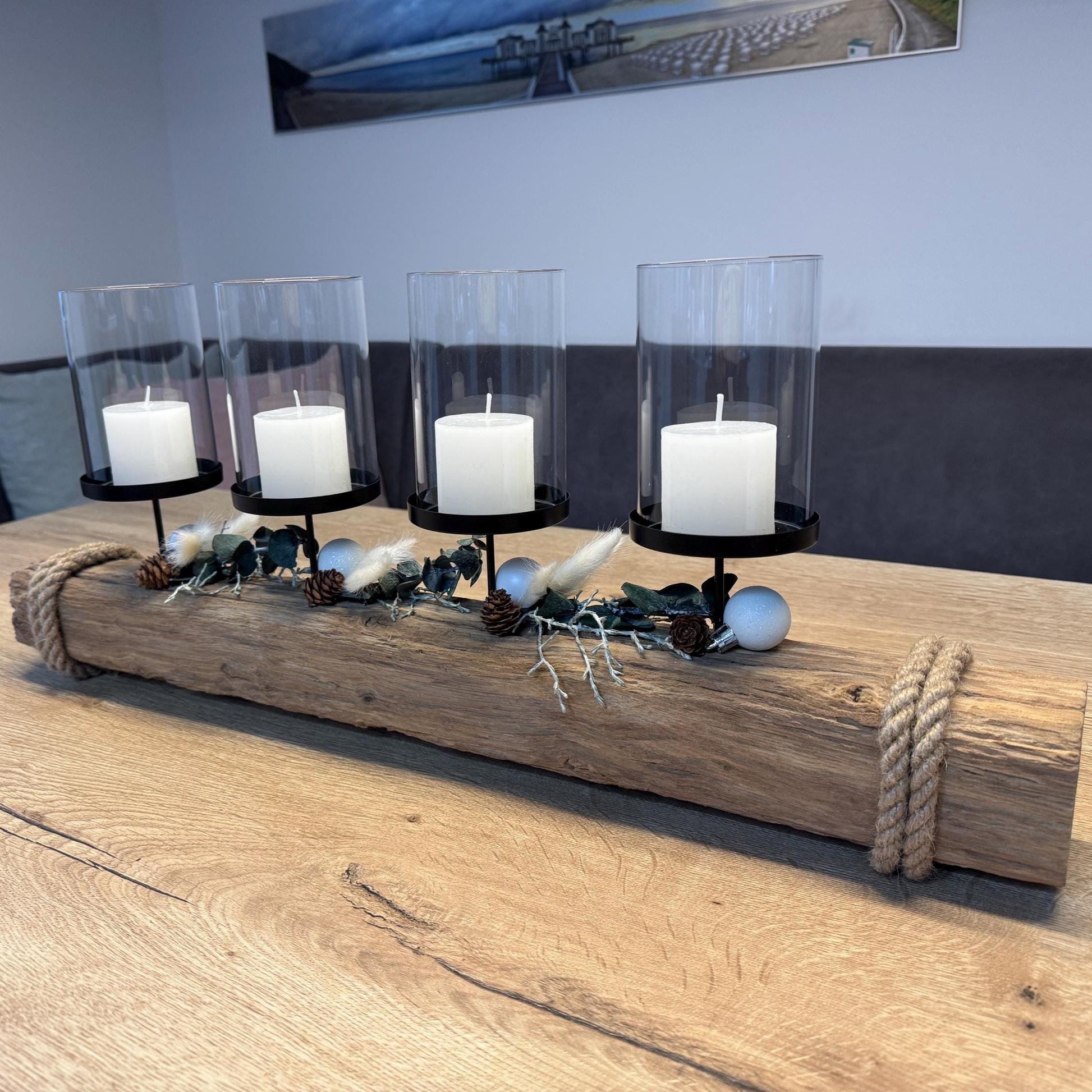 Adventskerzenhalter aus Treibholz | Nordic Christmas Candle Holder | Handgemachte Küstendeko – Handmade aus Eukalyptus, Trockenblumen, Eiche, Treibholz Nordsee, Zapfen, Weihnachtskugeln, Glaszylinder, Kerzenhalter schwarz, Altholz Eiche von Treibholzzauber79