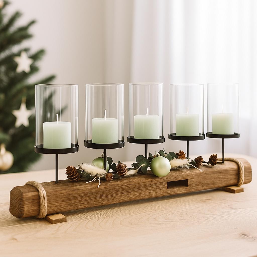Treibholz Adventskerzenhalter 4 flammig mit vier brennenden Kerzen und Glaszylinder im skandinavischen Weihnachtsambiente.