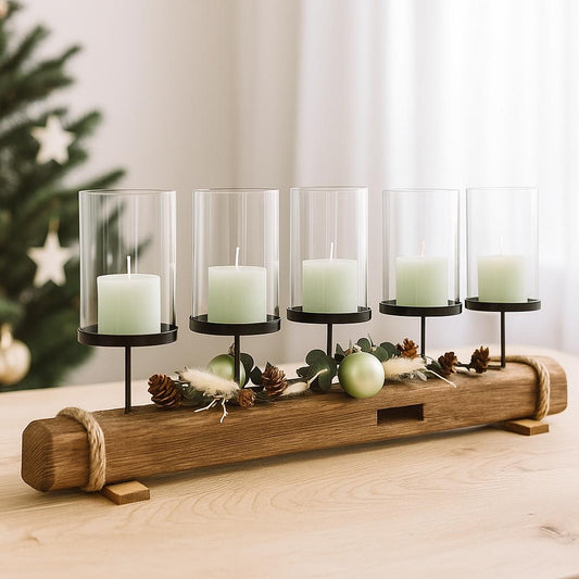 Treibholz Adventskerzenhalter 4 flammig mit vier brennenden Kerzen und Glaszylinder im skandinavischen Weihnachtsambiente.