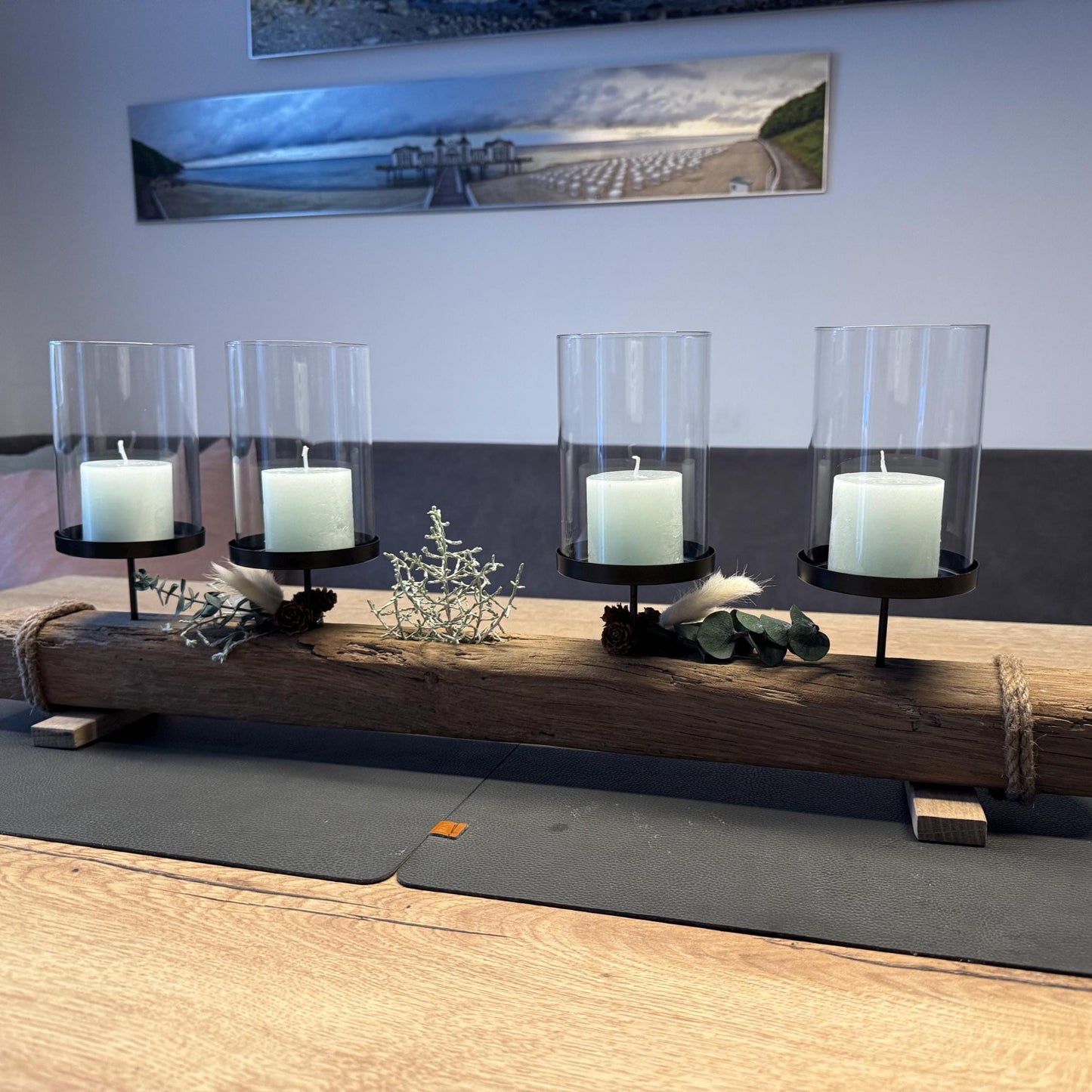 Nordischer Treibholz-Kerzenhalter mit Glaszylinder und Naturdekoration auf Holztisch von Treibholzzauber79.