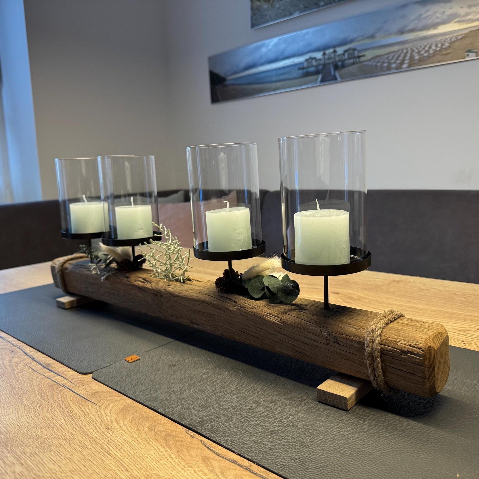 Weihnachtlicher Treibholz Kerzenhalter mit vier brennenden Kerzen und Glaszylinder im skandinavischen Weihnachtsambiente.