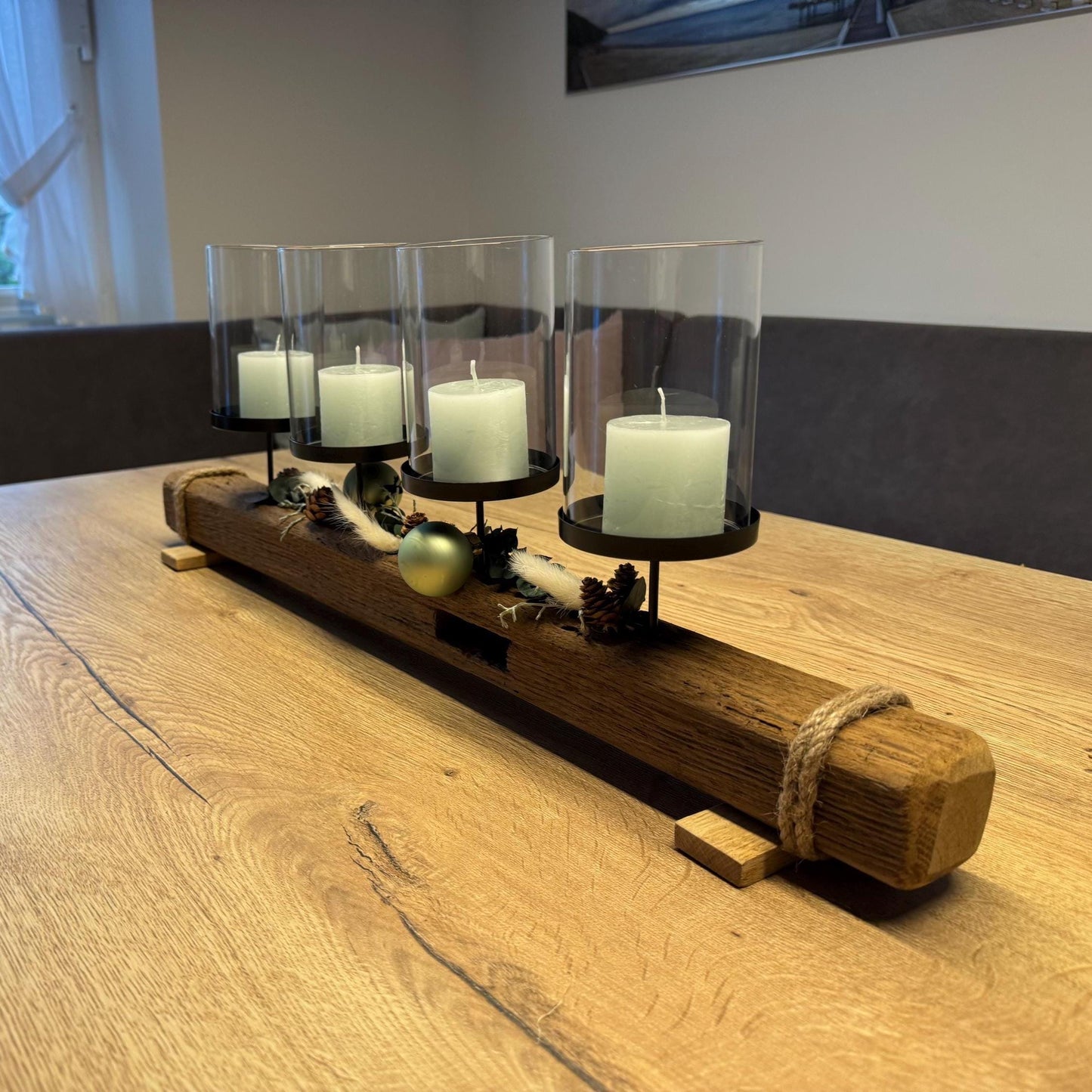 Treibholz Adventskerzenhalter 4 flammig mit vier brennenden Kerzen und Glaszylinder im skandinavischen Weihnachtsambiente.