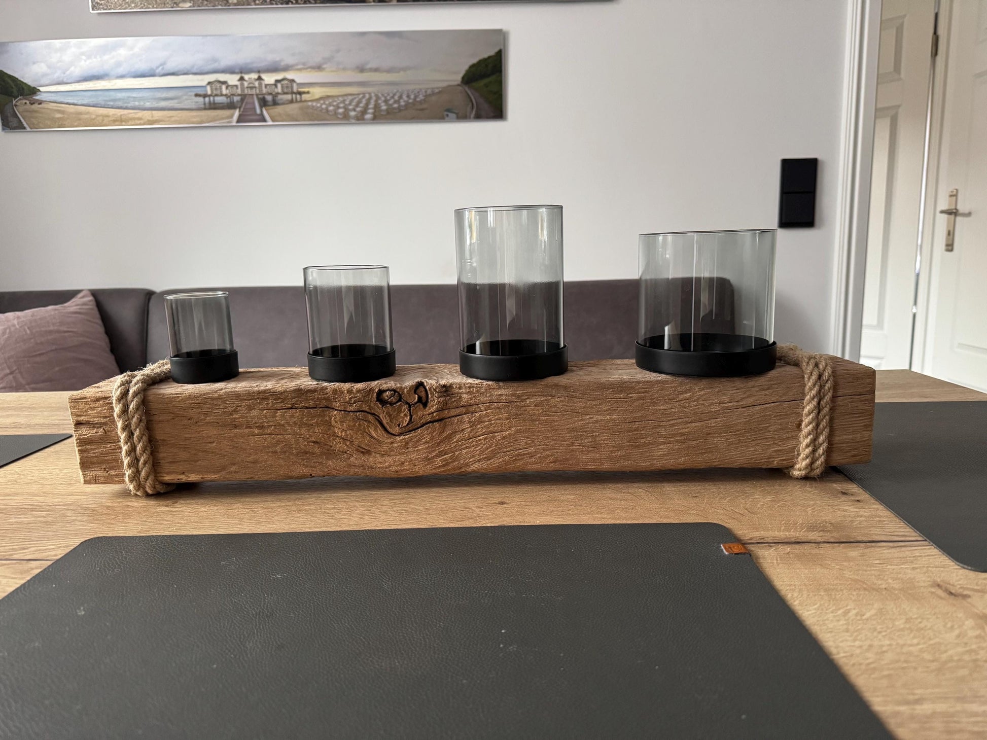 Handgemachter Treibholz-Kerzenhalter mit vier Glaszylinder, Eukalyptus und winterlicher Deko von Treibholzzauber79.
