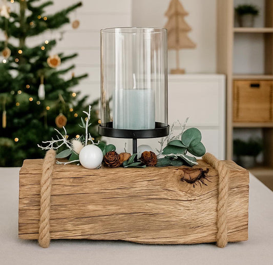 Rustikaler Kerzenhalter aus Eichenholz mit einer brennenden Kerzen und Glaszylinder im skandinavischen Weihnachtsambiente.