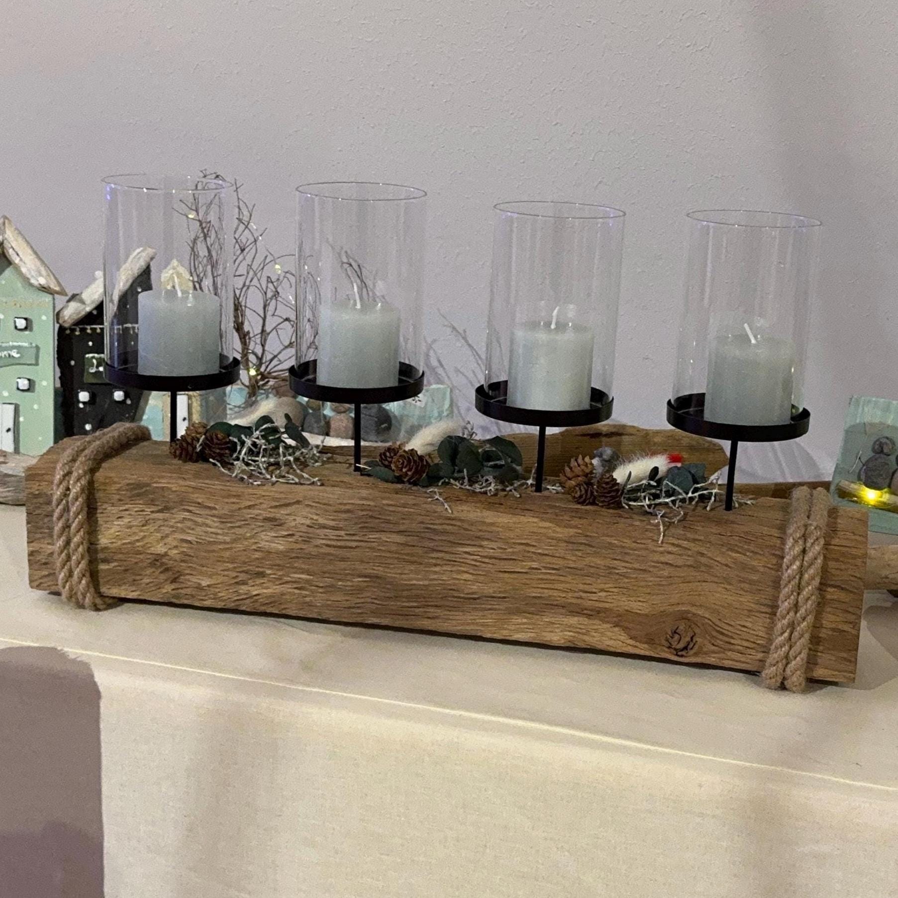 Ein rustikaler Treibholz Kerzenhalter 55 cm aus Holz mit vier in Glas eingeschlossenen Kerzen von Treibholzzauber79