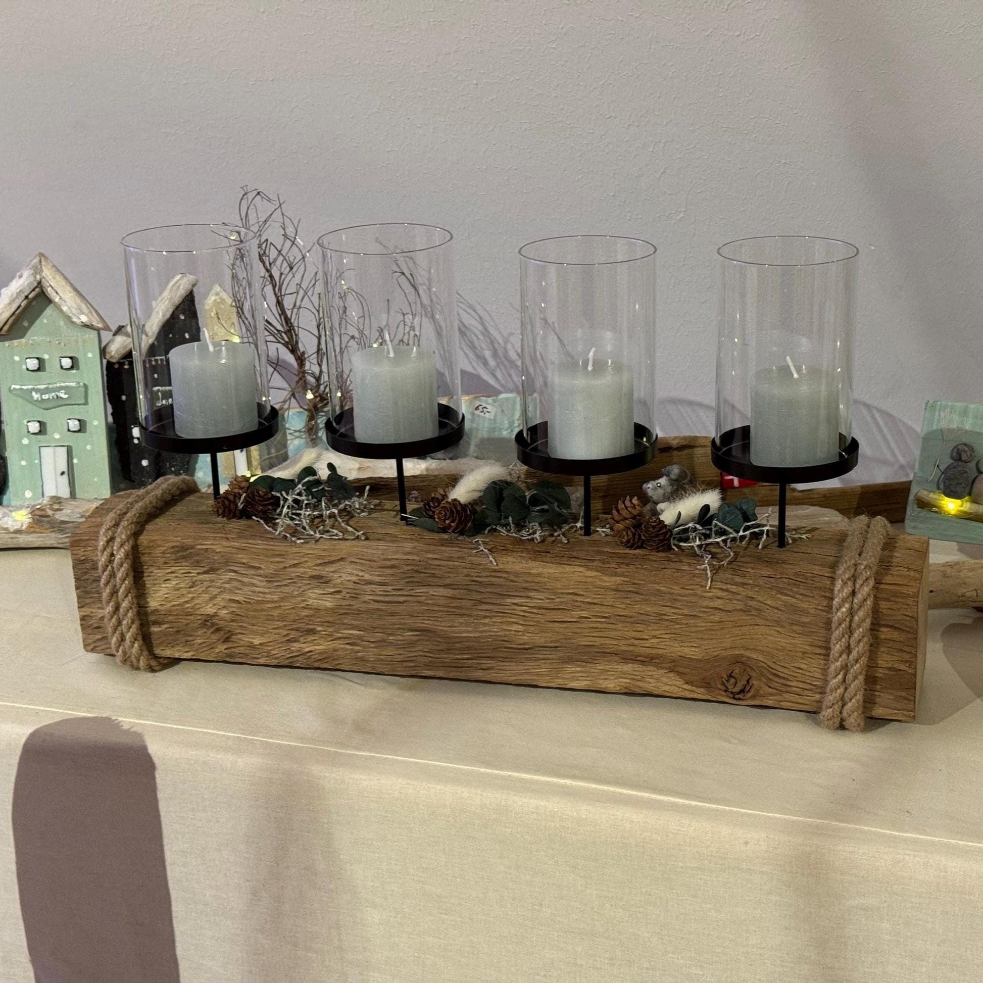 Ein rustikaler Treibholz Kerzenhalter 55 cm aus Holz mit vier in Glas eingeschlossenen Kerzen von Treibholzzauber79