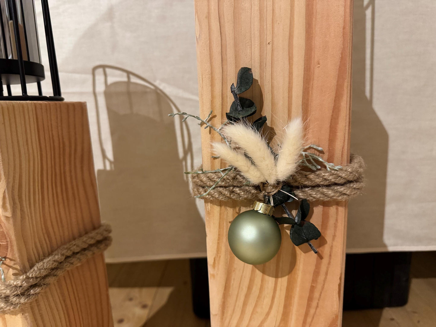 Holz Kerzenständer Weihnachten | Candle Holder Scandinavian Decor | Nordic Christmas Unikat – Handmade aus Trockenblumen, Holz Lerche, Kerzenhalter Metall, Weihnachtskugel, Tau, Glaszylinder von Treibholzzauber79