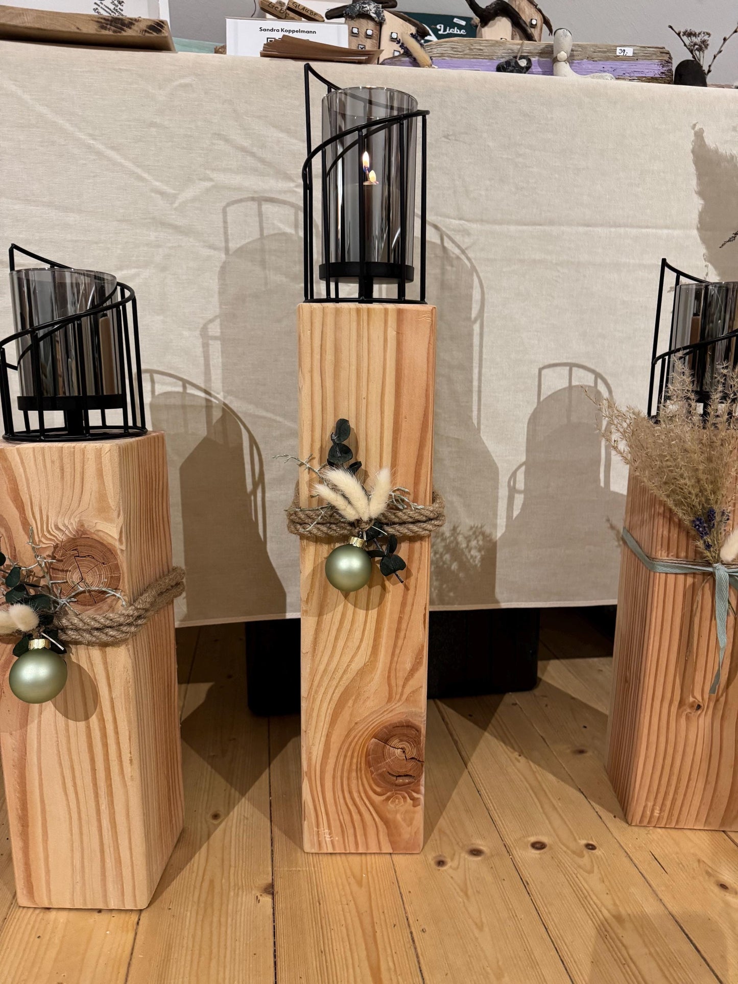 Holz Kerzenständer Weihnachten | Candle Holder Scandinavian Decor | Nordic Christmas Unikat – Handmade aus Trockenblumen, Holz Lerche, Kerzenhalter Metall, Weihnachtskugel, Tau, Glaszylinder von Treibholzzauber79