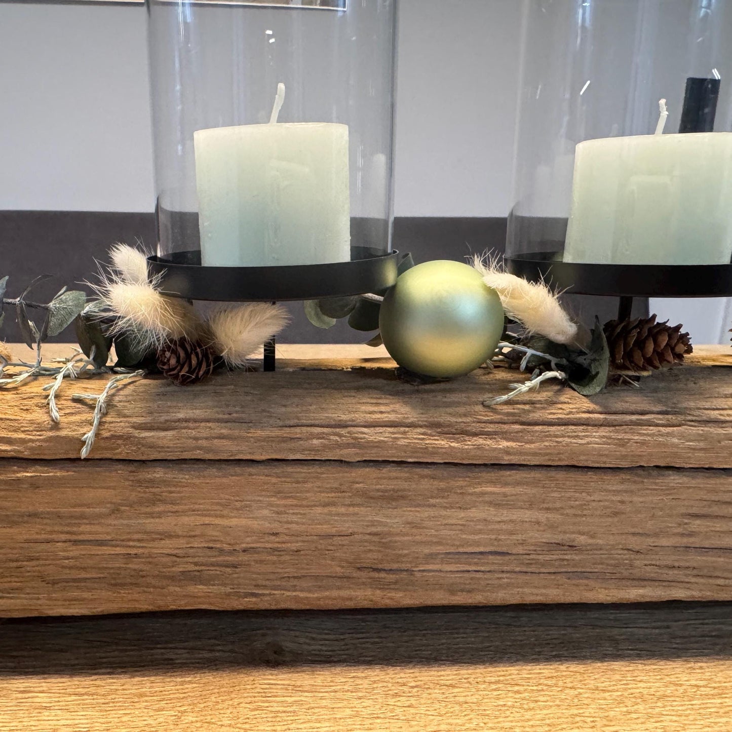 Nordischer Treibholz-Kerzenhalter mit Glaszylinder und Naturdekoration auf Holztisch von Treibholzzauber79.