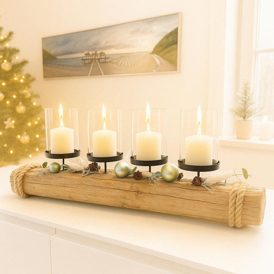 Treibholz Adventskerzenhalter mit vier brennenden Kerzen und Glaszylinder im skandinavischen Weihnachtsambiente.