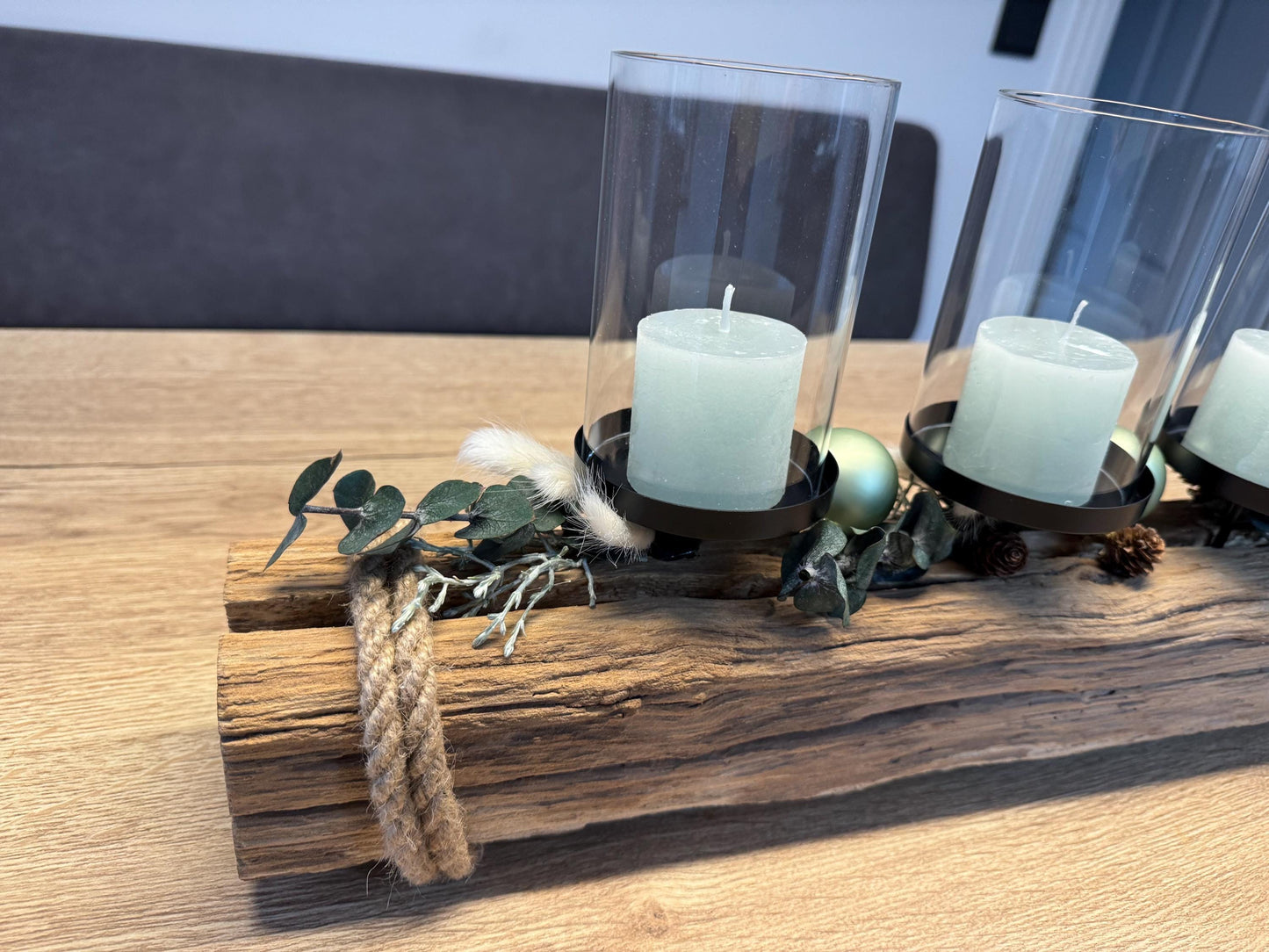 Handgemachter Treibholz-Kerzenhalter mit vier Glaszylinder, Eukalyptus und winterlicher Deko von Treibholzzauber79.