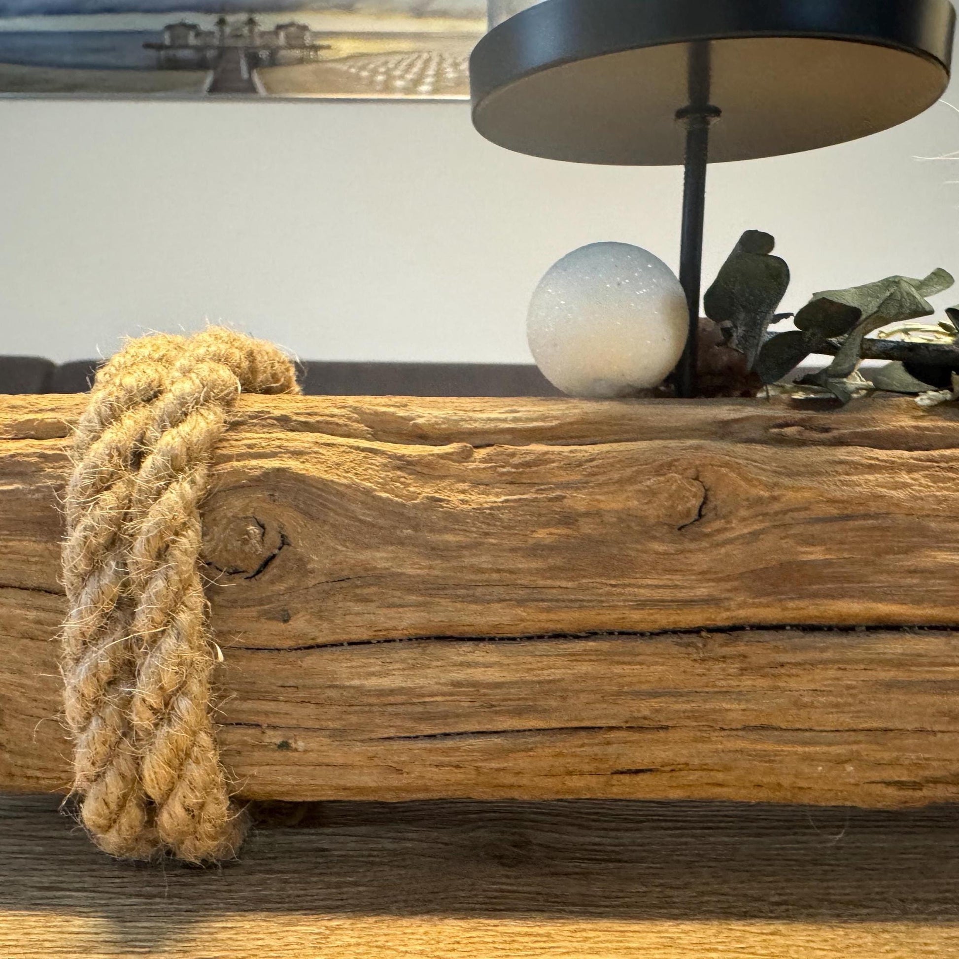Adventskerzenhalter aus Treibholz | Nordic Christmas Candle Holder | Handgemachte Küstendeko – Handmade aus Eukalyptus, Trockenblumen, Eiche, Treibholz Nordsee, Zapfen, Weihnachtskugeln, Glaszylinder, Kerzenhalter schwarz, Altholz Eiche von Treibholzzauber79