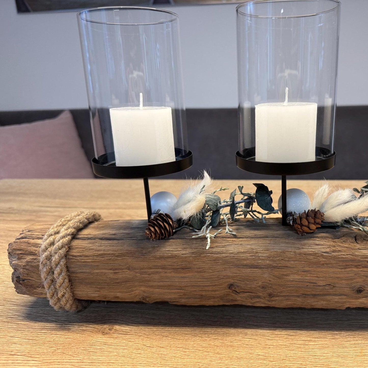 Adventskerzenhalter aus Treibholz | Nordic Christmas Candle Holder | Handgemachte Küstendeko – Handmade aus Eukalyptus, Trockenblumen, Eiche, Treibholz Nordsee, Zapfen, Weihnachtskugeln, Glaszylinder, Kerzenhalter schwarz, Altholz Eiche von Treibholzzauber79