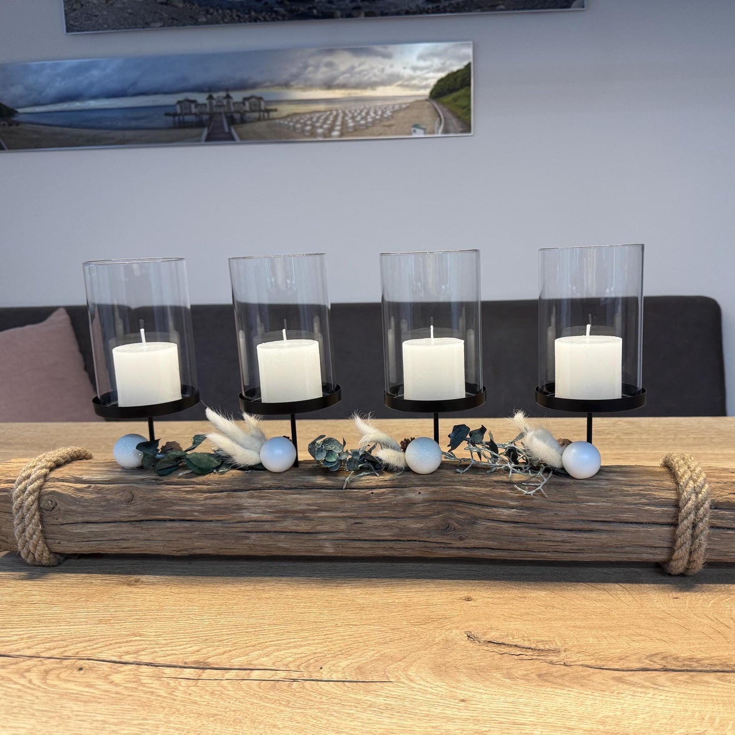 Adventskerzenhalter aus Treibholz | Nordic Christmas Candle Holder | Handgemachte Küstendeko – Handmade aus Eukalyptus, Trockenblumen, Eiche, Treibholz Nordsee, Zapfen, Weihnachtskugeln, Glaszylinder, Kerzenhalter schwarz, Altholz Eiche von Treibholzzauber79