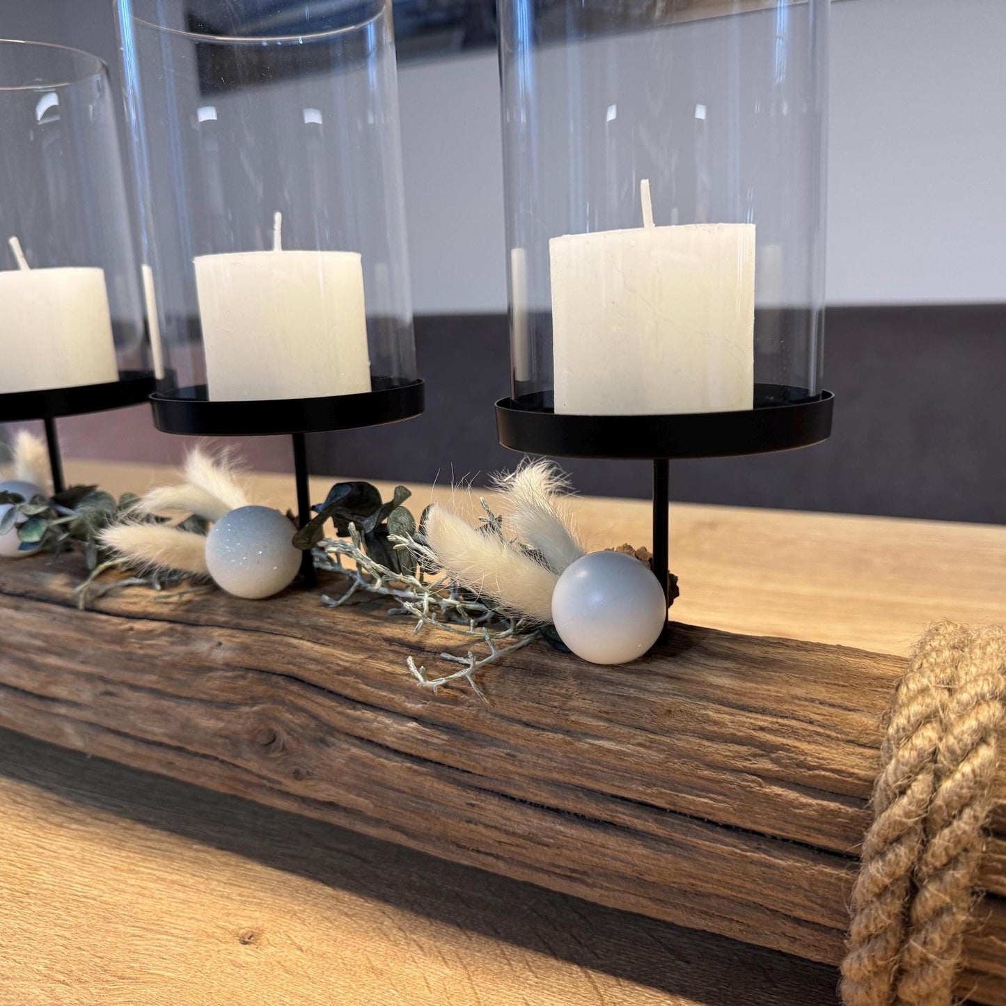 Adventskerzenhalter aus Treibholz | Nordic Christmas Candle Holder | Handgemachte Küstendeko – Handmade aus Eukalyptus, Trockenblumen, Eiche, Treibholz Nordsee, Zapfen, Weihnachtskugeln, Glaszylinder, Kerzenhalter schwarz, Altholz Eiche von Treibholzzauber79